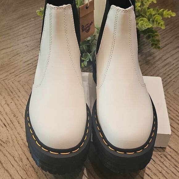 White Dr. Martens 2976 Quad Chelsea Boot Size 7 NWT AirWair - Picture 3 of 13